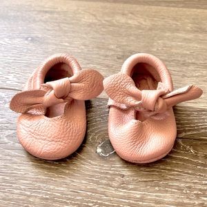 Freshly Picked leather baby moccasins in pink with bows